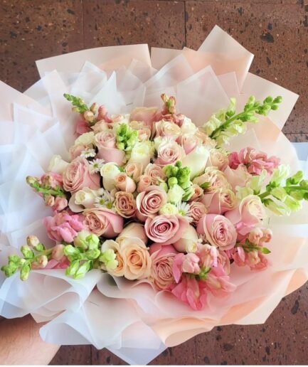 Ramo 50 rosas, mini rosas y 20 perritos