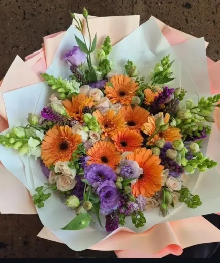 Ramo mini rosas, gerberas, lisianthus y perritos