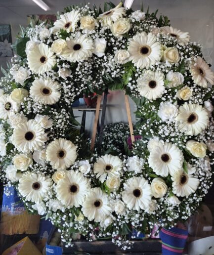 Corona redonda Rosas, gerberas y claveles