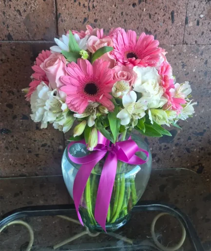 Arreglo en cristal rosas, claveles y gerberas – Florería Paola