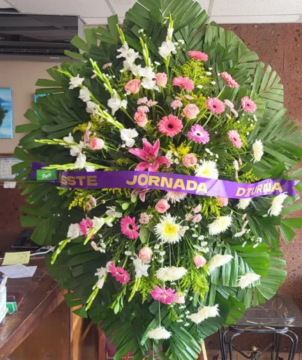 Corona gladiolas, rosas, gerberas y spiders – Florería Paola