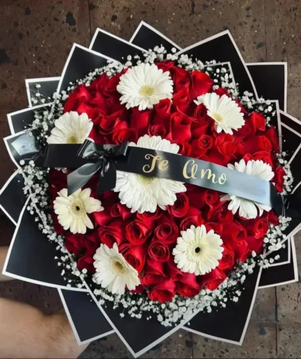 Ramo 100 rosas y 8 gerberas – Florería Paola