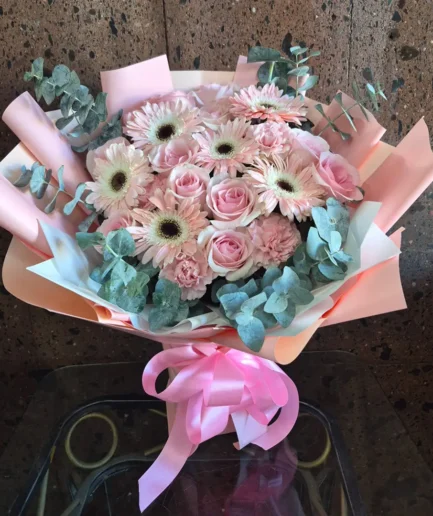 Ramo en base rosas, gerberas y claveles – Florería Paola