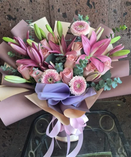 Ramo en base rosas, gerberas y lilis – Florería Paola