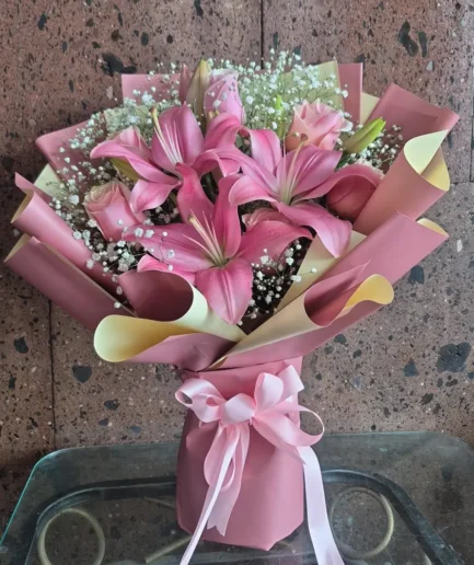 Ramo lilis y 6 rosas – Florería Paola